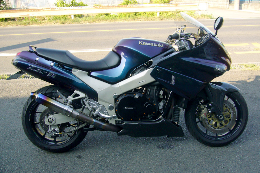 ZZR1100 D型アンダーカウル 　バイクパーツ　ブラックメタリック ZZR1100 D型アンダーカウル バイクパーツ ブラックメタリック